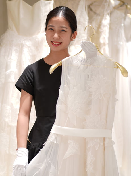 ドレスコーディネータ―兼ブランドマーケティングチームの八木佑菜(やぎゆうな)のスタッフインタビュー