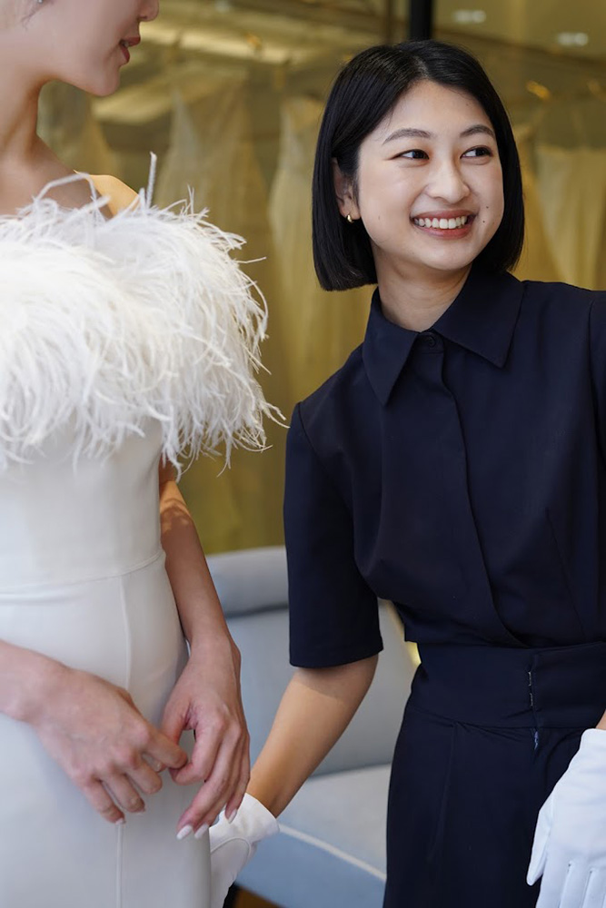 ドレスをコーディネート中の井手美里(いでみさと)