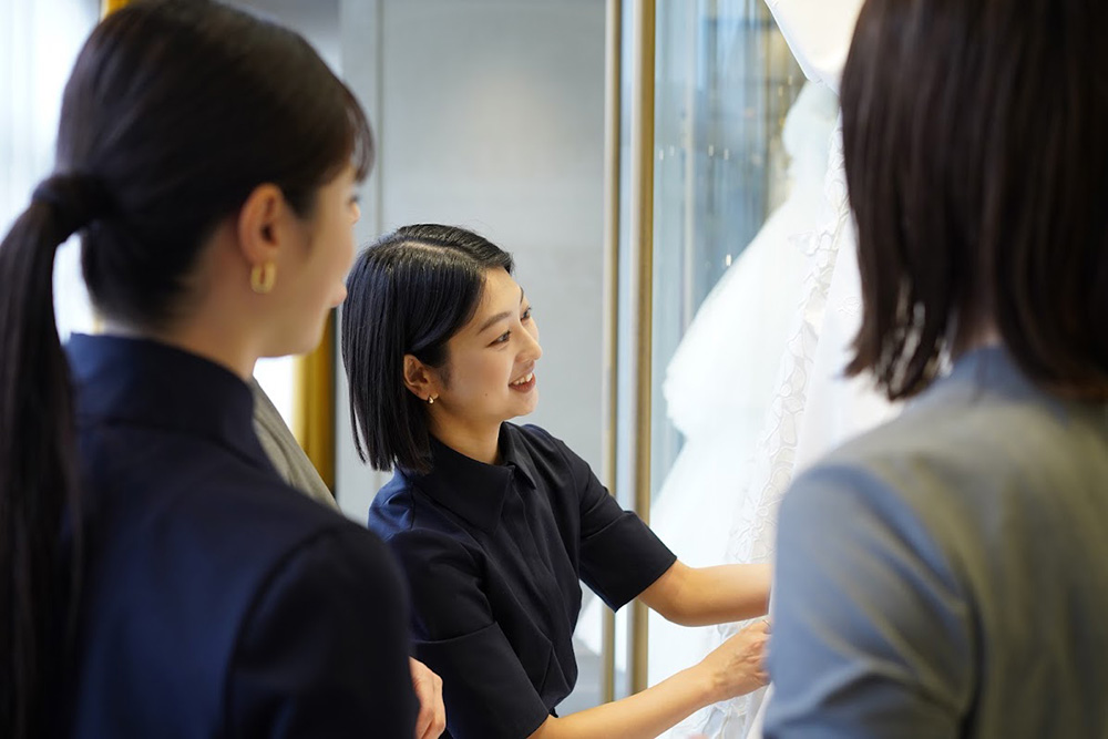 接客中の井手美里(いでみさと)