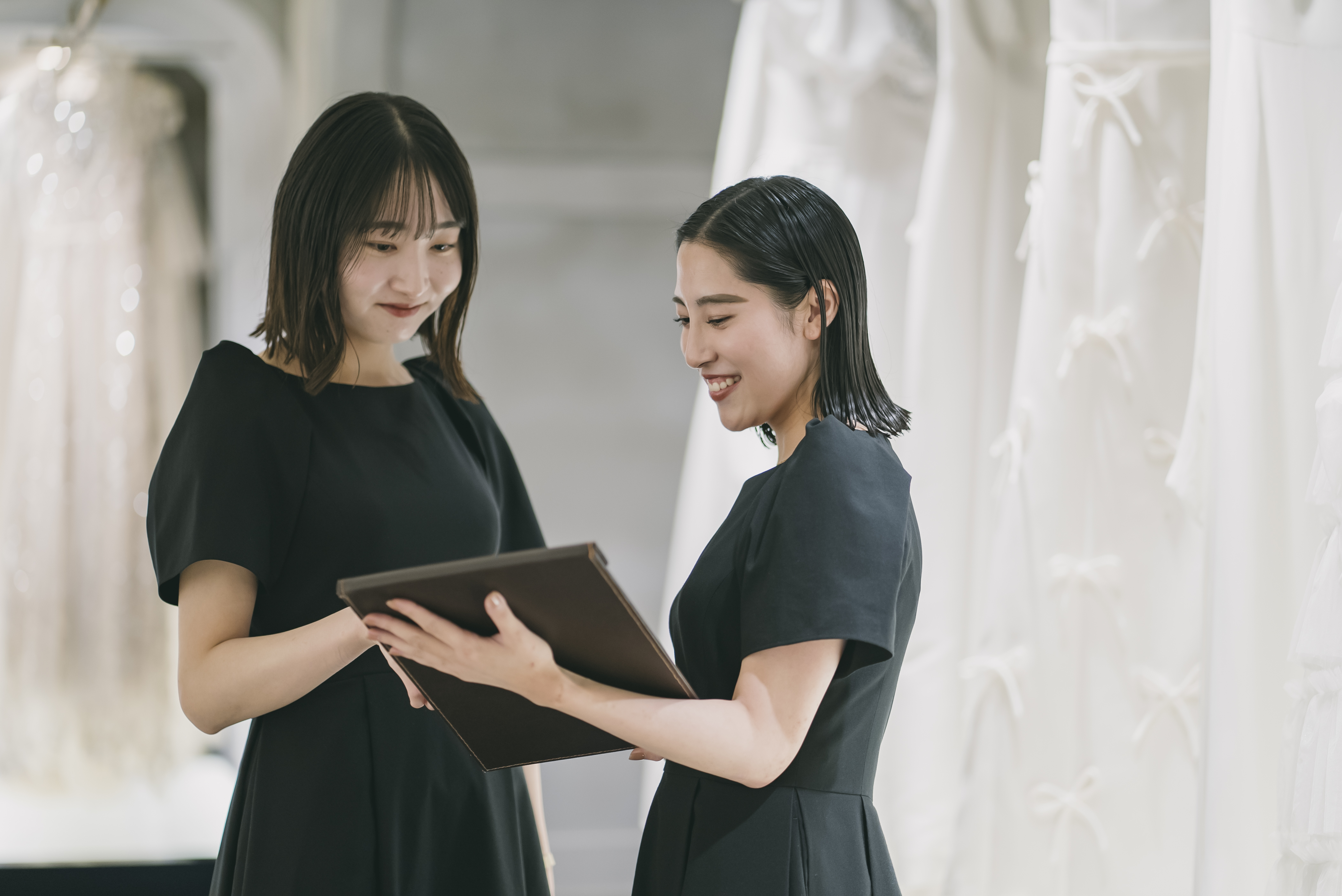 打ち合わせ中のドレスコーディネータ―の永江希歩(ながえきほ)