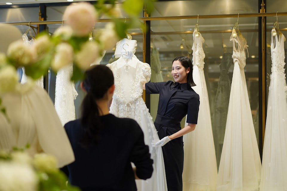 ドレスを持つ永江希歩(ながえきほ)