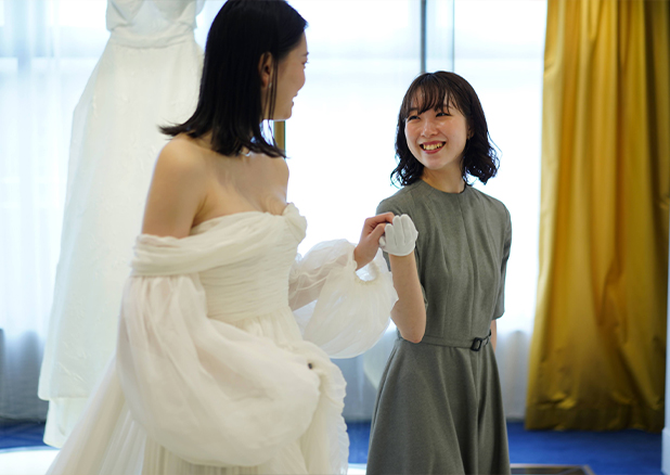 ドレスコーディネーターのスタッフインタビュー