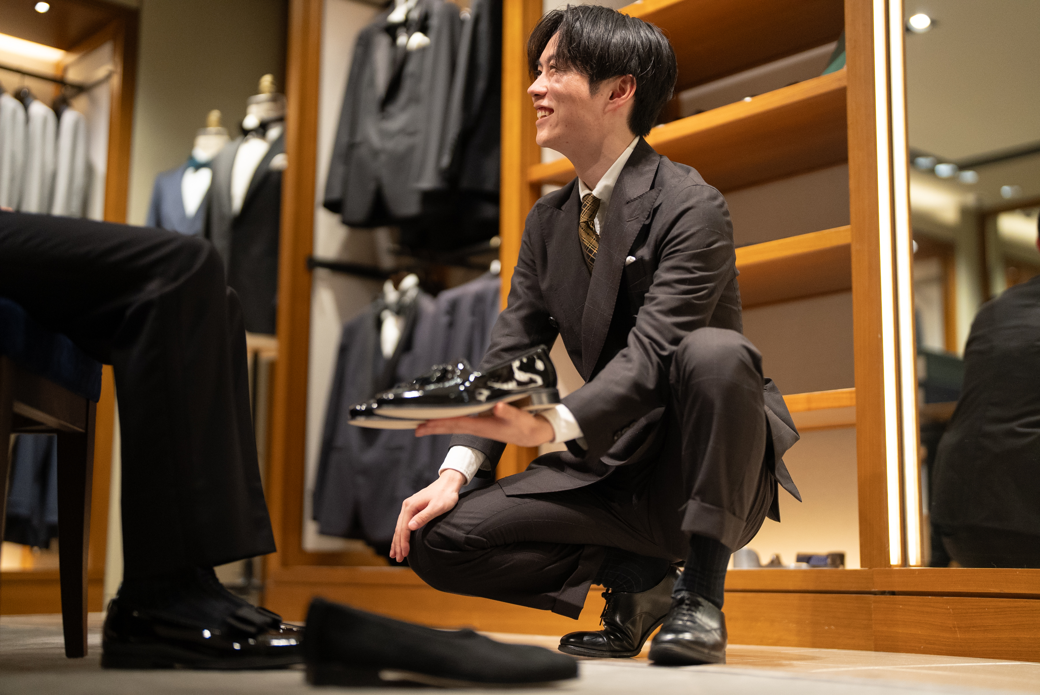 コーディネート中のメンズフォーマルコーディネーターの星野俊(ほしのしゅん)