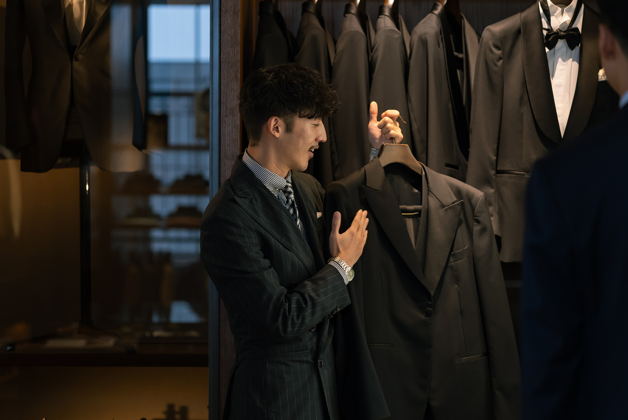 コーディネート中のメンズフォーマルコーディネーターの多和勇貴(たわゆうき)