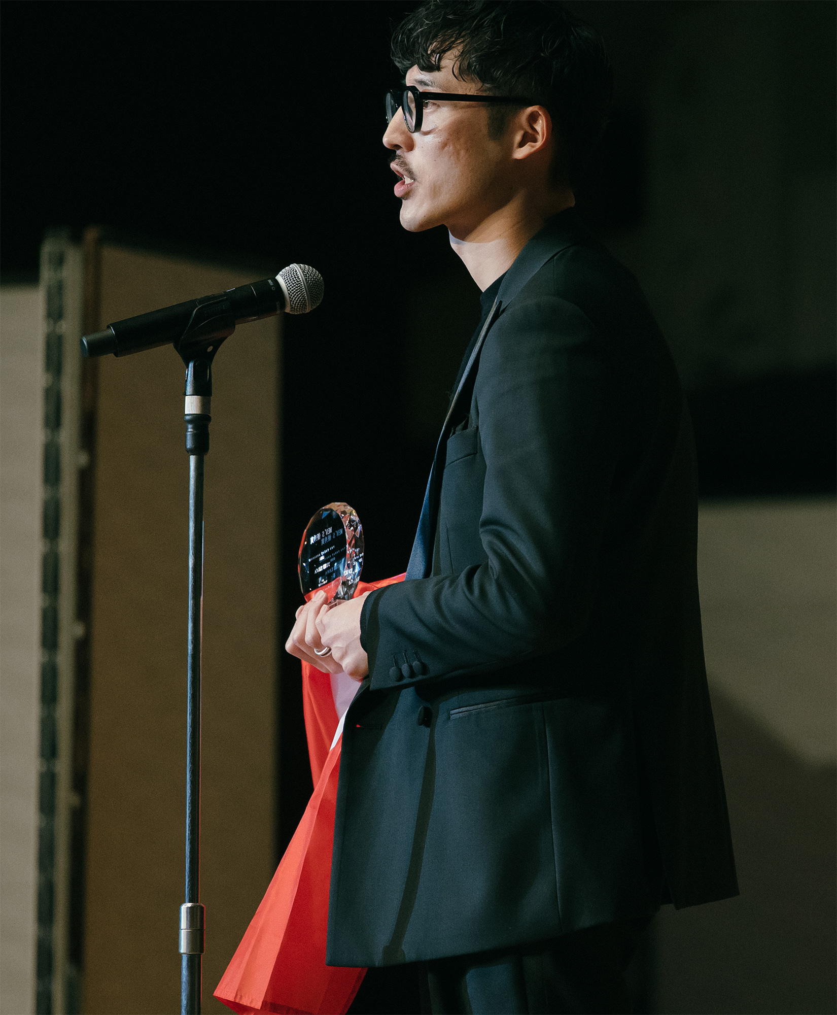 授賞式のメンズフォーマルコーディネーターの多和勇貴(たわゆうき)