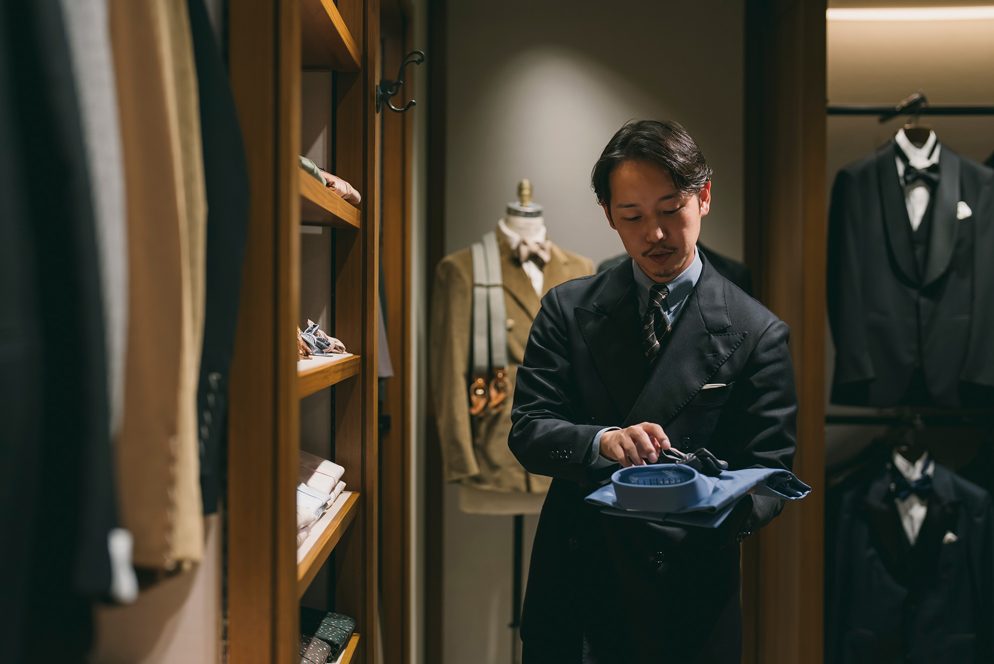 コーディネート中のアトリエ統括マネージャー兼メンズクリエイティブディレクターの宇野友祐(うのゆうすけ)