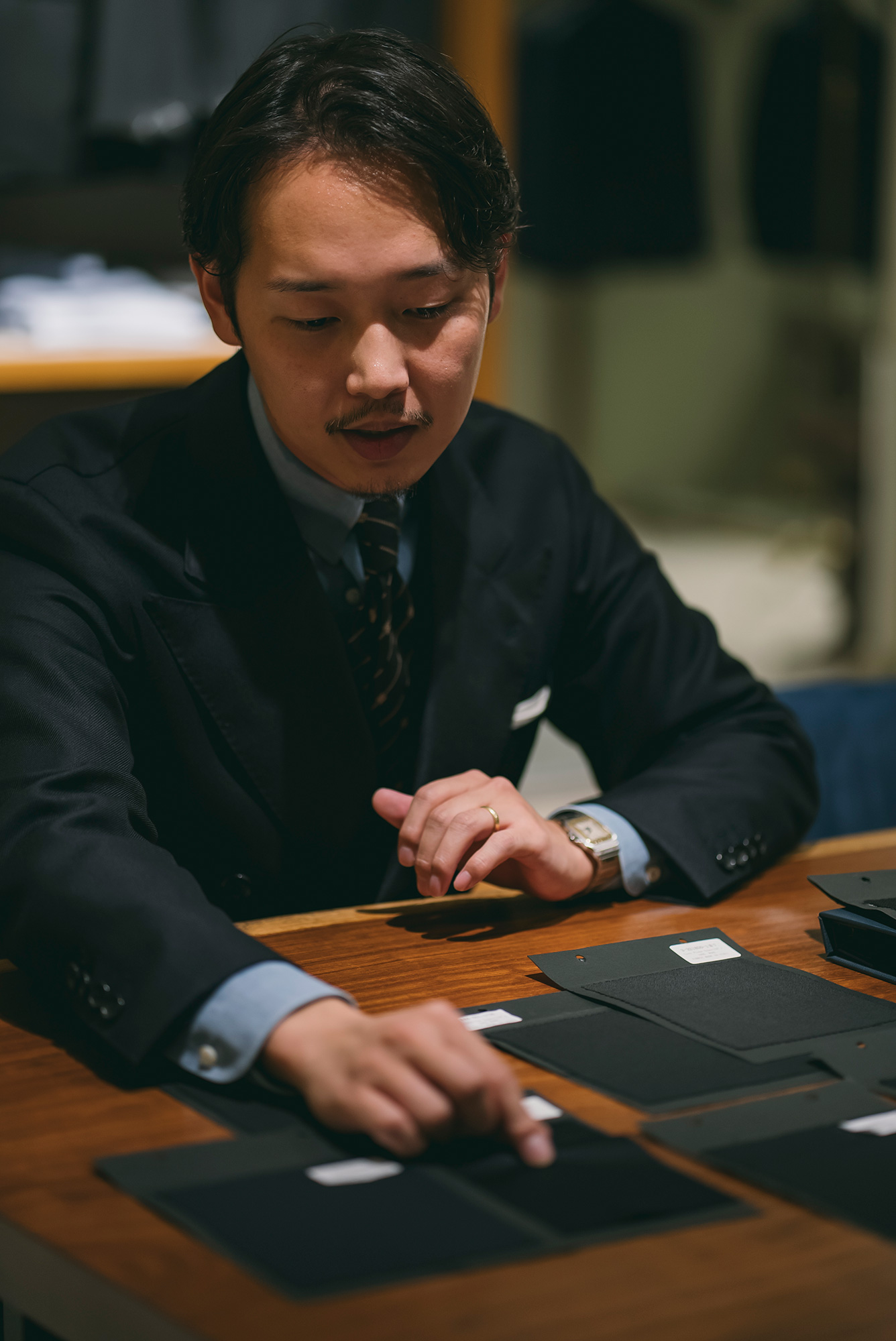 生地を選ぶアトリエ統括マネージャー兼メンズクリエイティブディレクターの宇野友祐(うのゆうすけ)