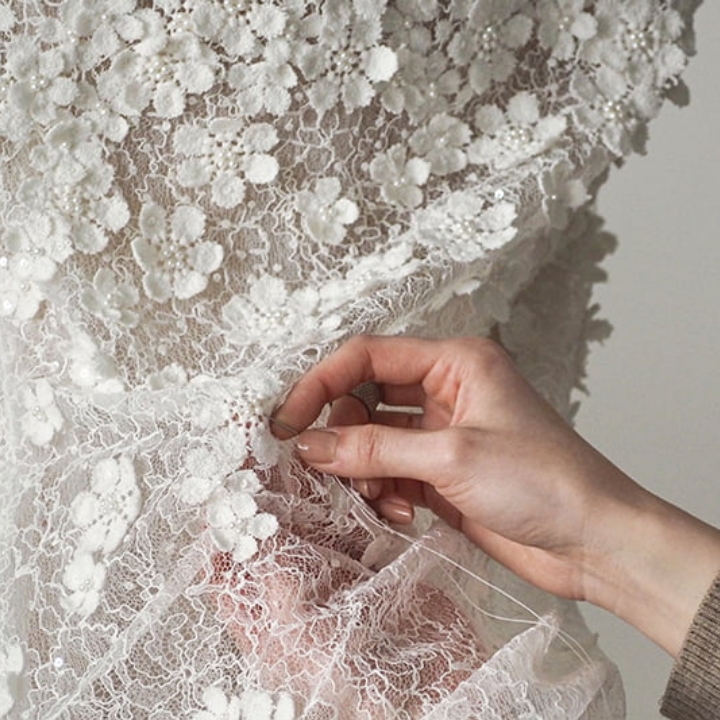 ドレスを縫う手元