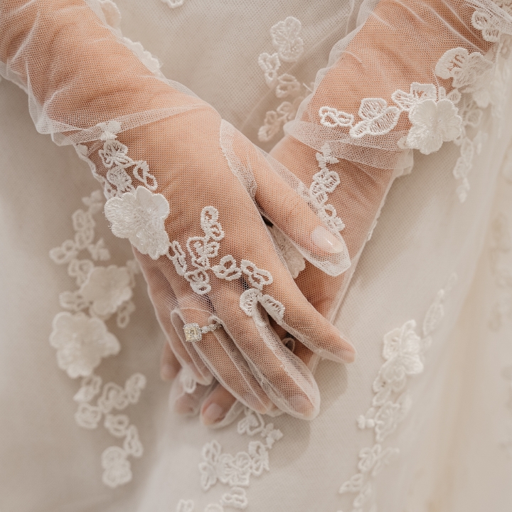 レースの手袋をはめた花嫁の手元