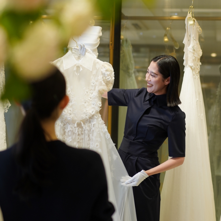 ドレスを確認するスタイリスト