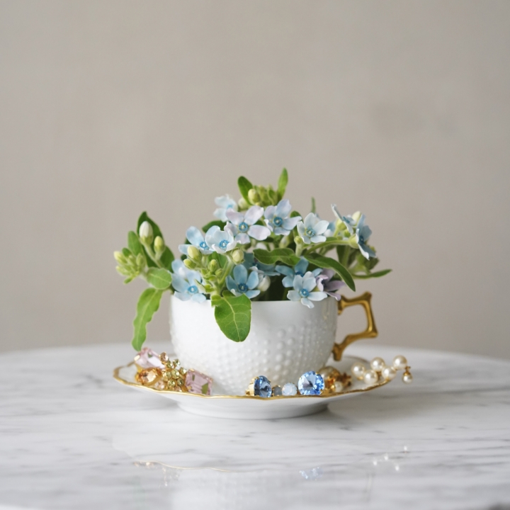 ティーカップに飾られた青い花