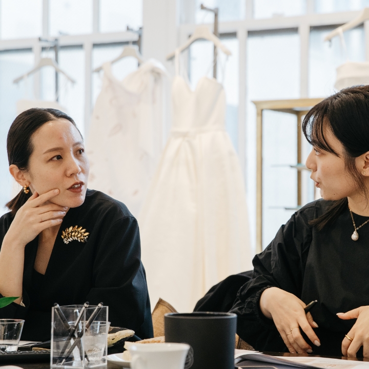 相談する二人のスタッフ