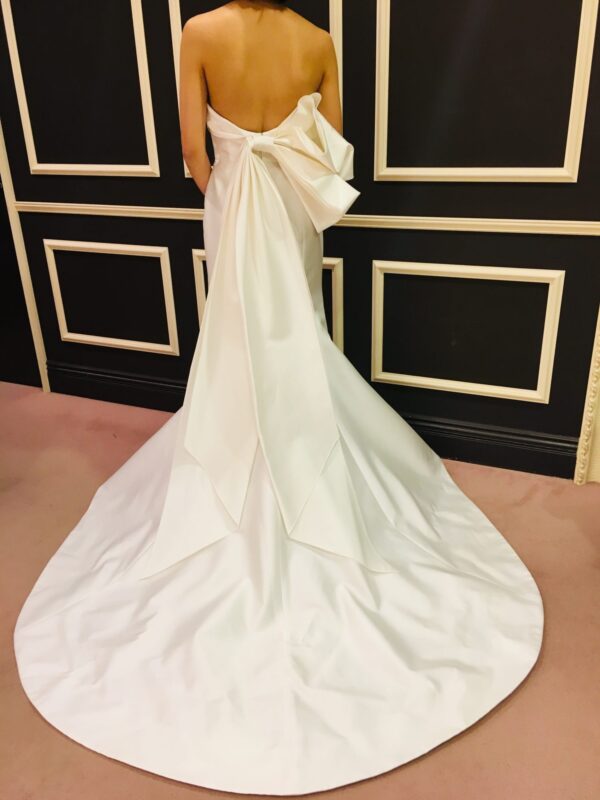 新作ドレスのご紹介　～CAROLINA HERRERA～