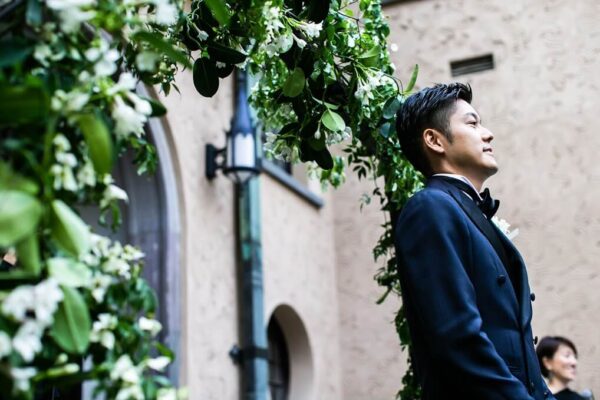 ”家族のように大切な人たちを自宅に招き入れるような気持ちで、 ゲストが楽しめるようなアットホームなパーティーにしたい。” そんなおふたりがお選びになったのは、 赤坂プリンスの歴史を継承する有形文化財の洋館で、気品あふれるプライベートウェディングが叶います。