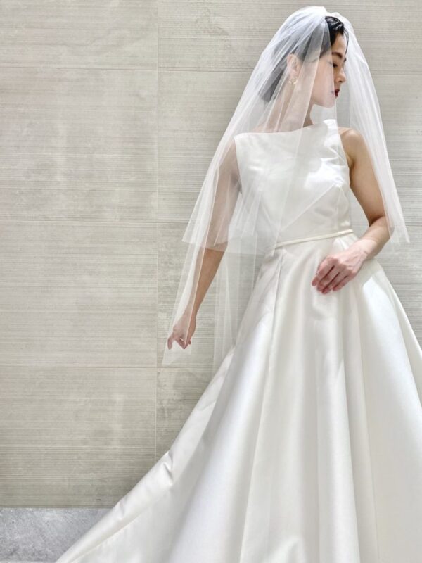 CAROLINA HERRERA(キャロリーナ ヘレラ)のミカドシルク素材の美しいクラシカルなウェディングドレスのご紹介