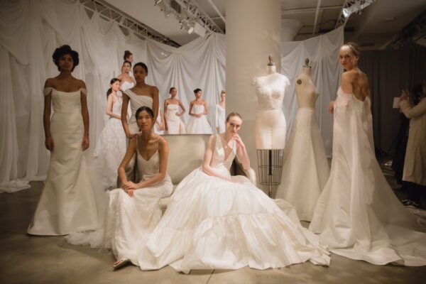 ティアードデザインのアムサーラのウェディングドレスのご紹介