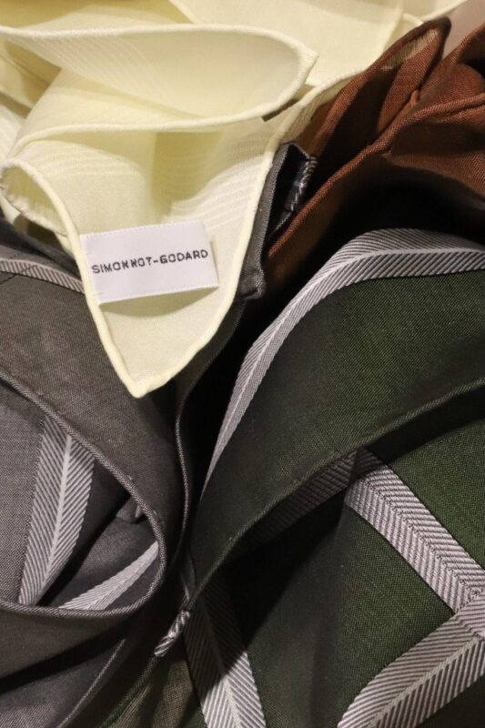 新郎が使用するチーフの挿し方についてご紹介