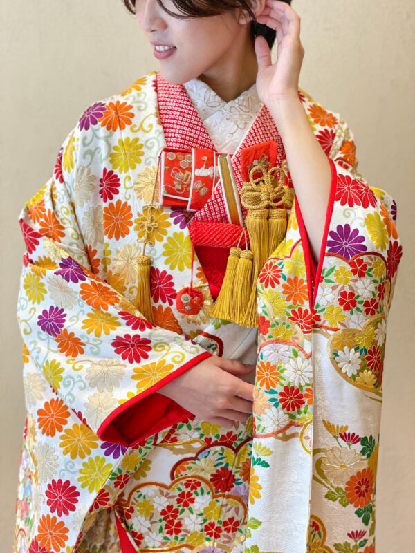 白無垢と色打掛に合わせた色遊びのご紹介