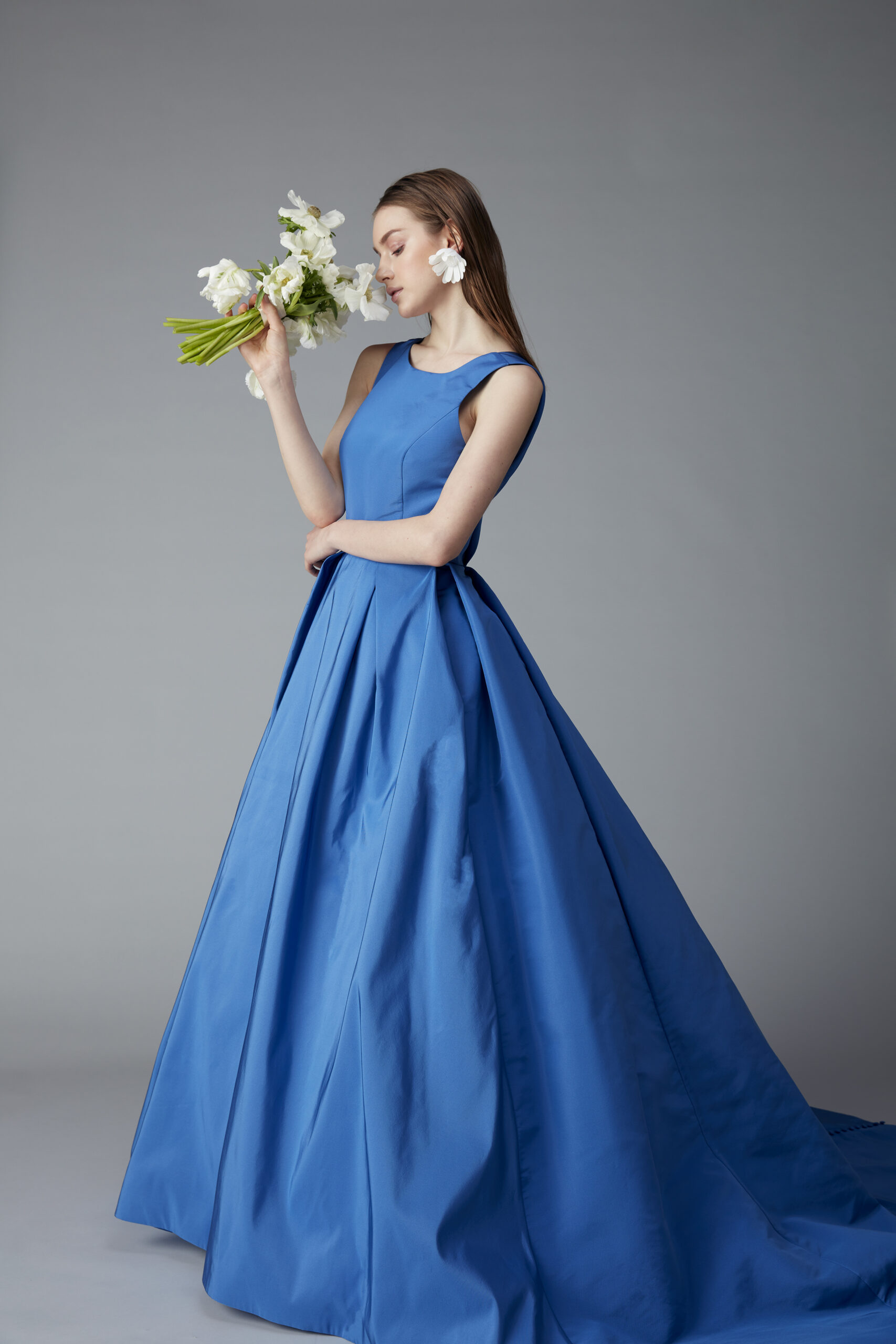 鮮やかなブルーのアムサーラとトリートのオリジナルカラードレスはシルクファイユのマットで柔らかな艶のある光沢とハリのある質感は高貴な印象を際立たせます。