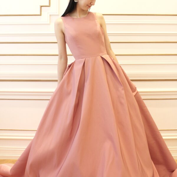 カラードレスのご紹介～春の結婚式におすすめのピンクのカラードレス～