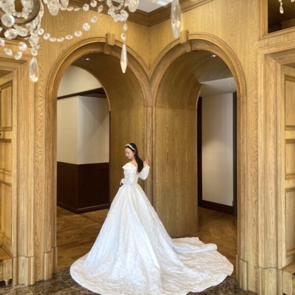 Reem Acra（リーム アクラ）ロングスリーブのAラインウェデイングドレスのご紹介