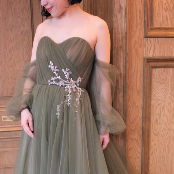 名古屋店限定入荷～新作のスモーキーグリーンのカラードレスのご紹介～