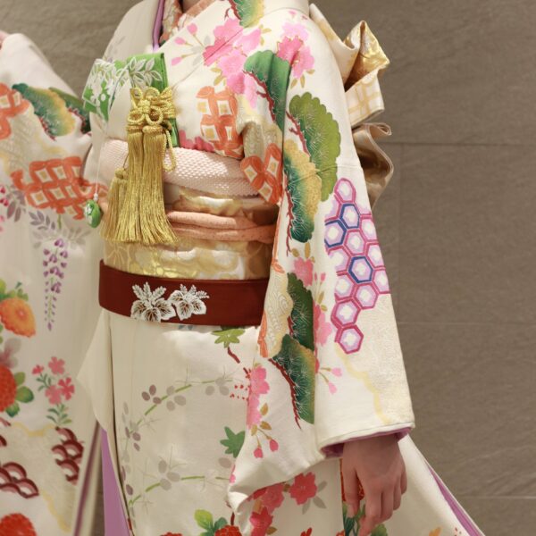 東京エリアのおしゃれ花嫁におすすめの和装～白地の本振袖のご紹介～