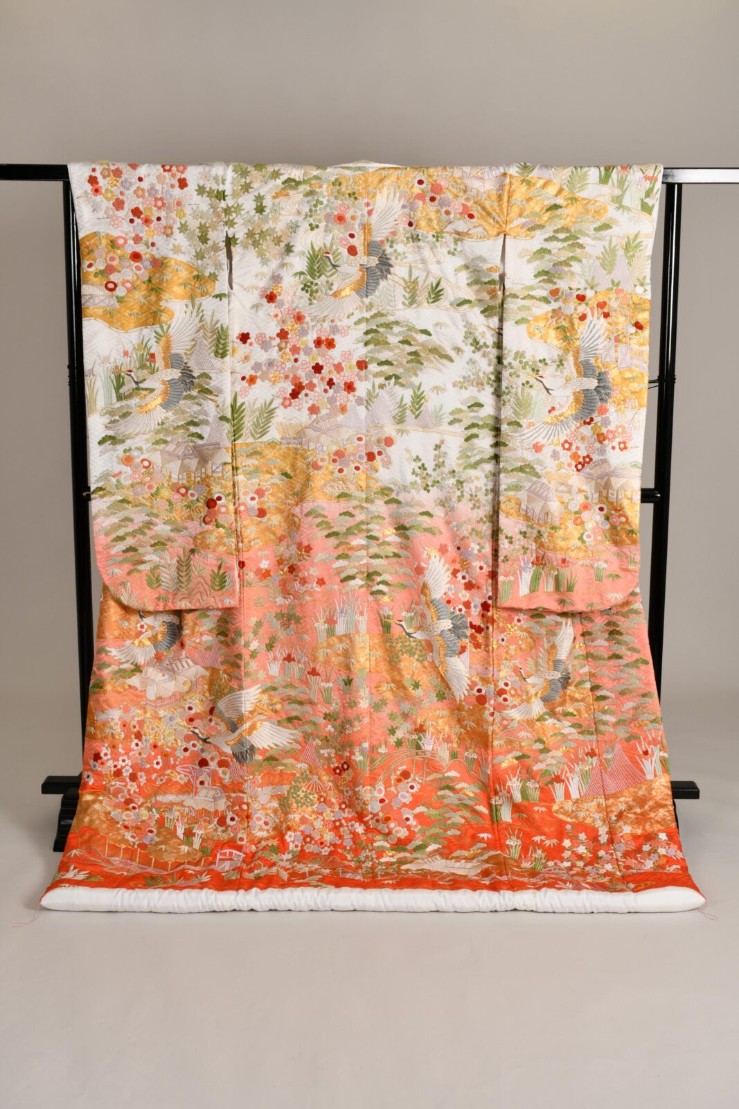 ザトリートドレッシングがおすすめする白地から朱色へのグラデーションが美しい高級色打掛