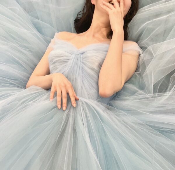 ブルーのカラーリングが美しいReem Acra(リーム アクラ)新作カラードレスのご紹介