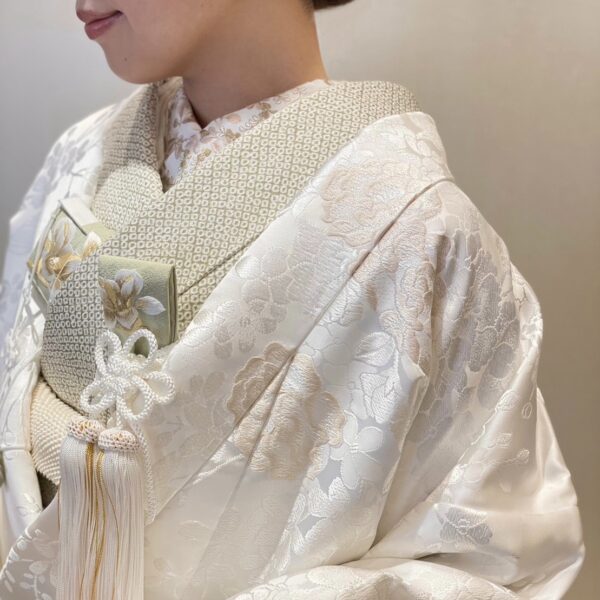 白無垢に淡い色掛下を合わせたモダンなコーディネート