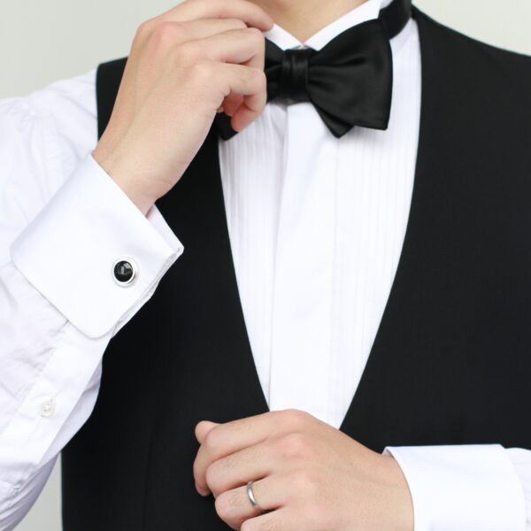 結婚式でタキシードを身に纏う際のシャツの選び方