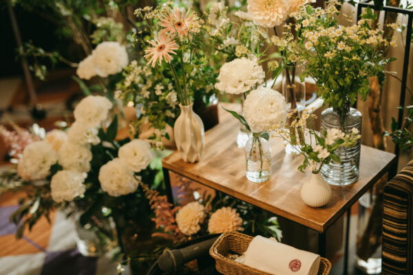 ソファー席を彩るホワイトの芍薬