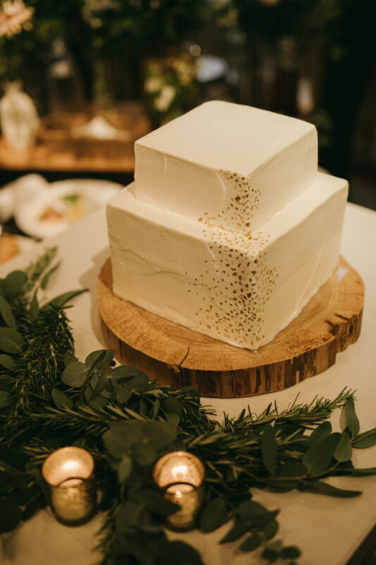 シンプルでおしゃれなウエディングケーキ 