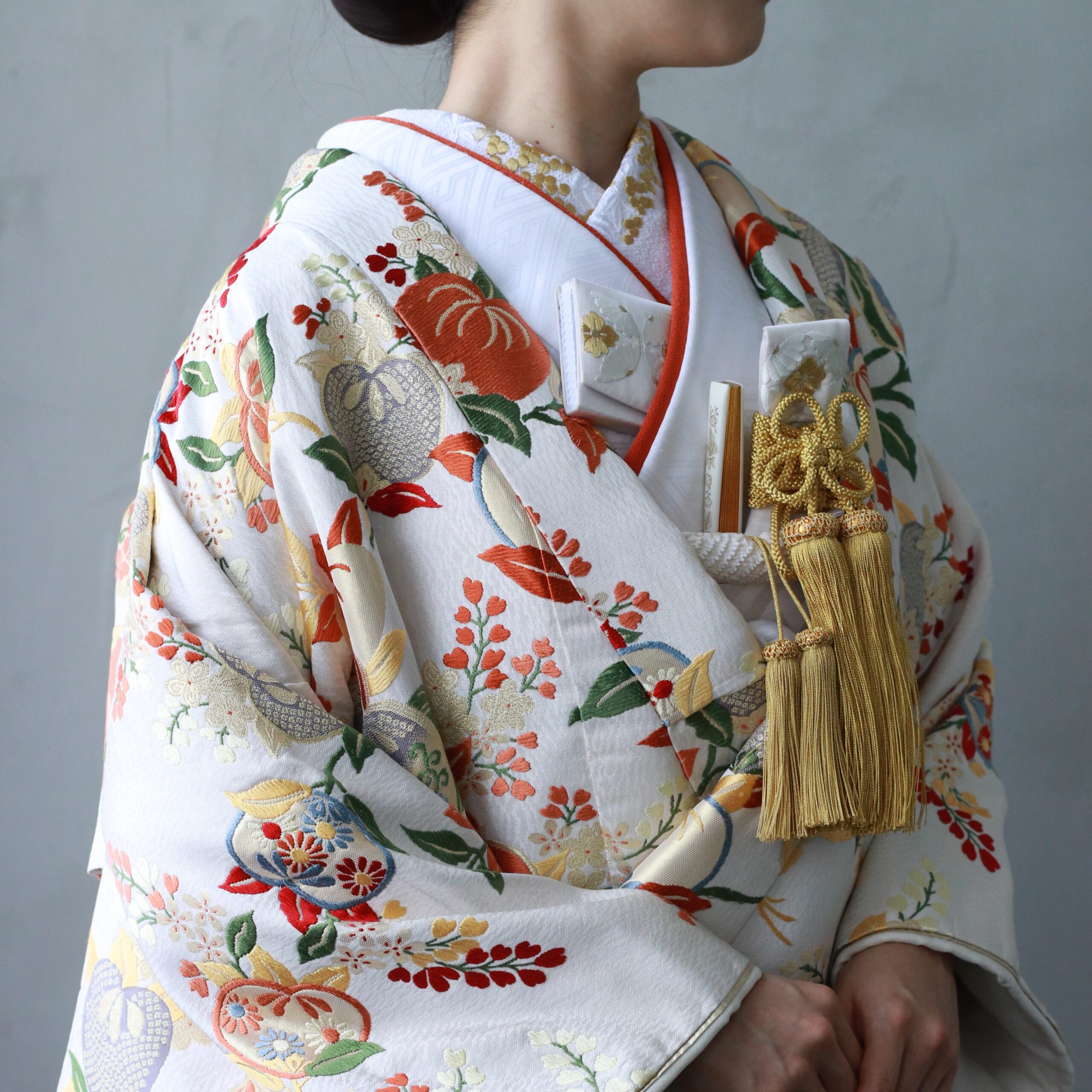 東京エリアの結婚式におすすめの新作色打掛のご紹介〜白地の色打掛