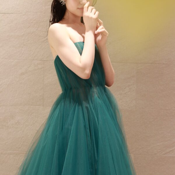 おしゃれなインポートカラードレス（グリーン）のご紹介～REEM ACRA（リーム アクラ）～