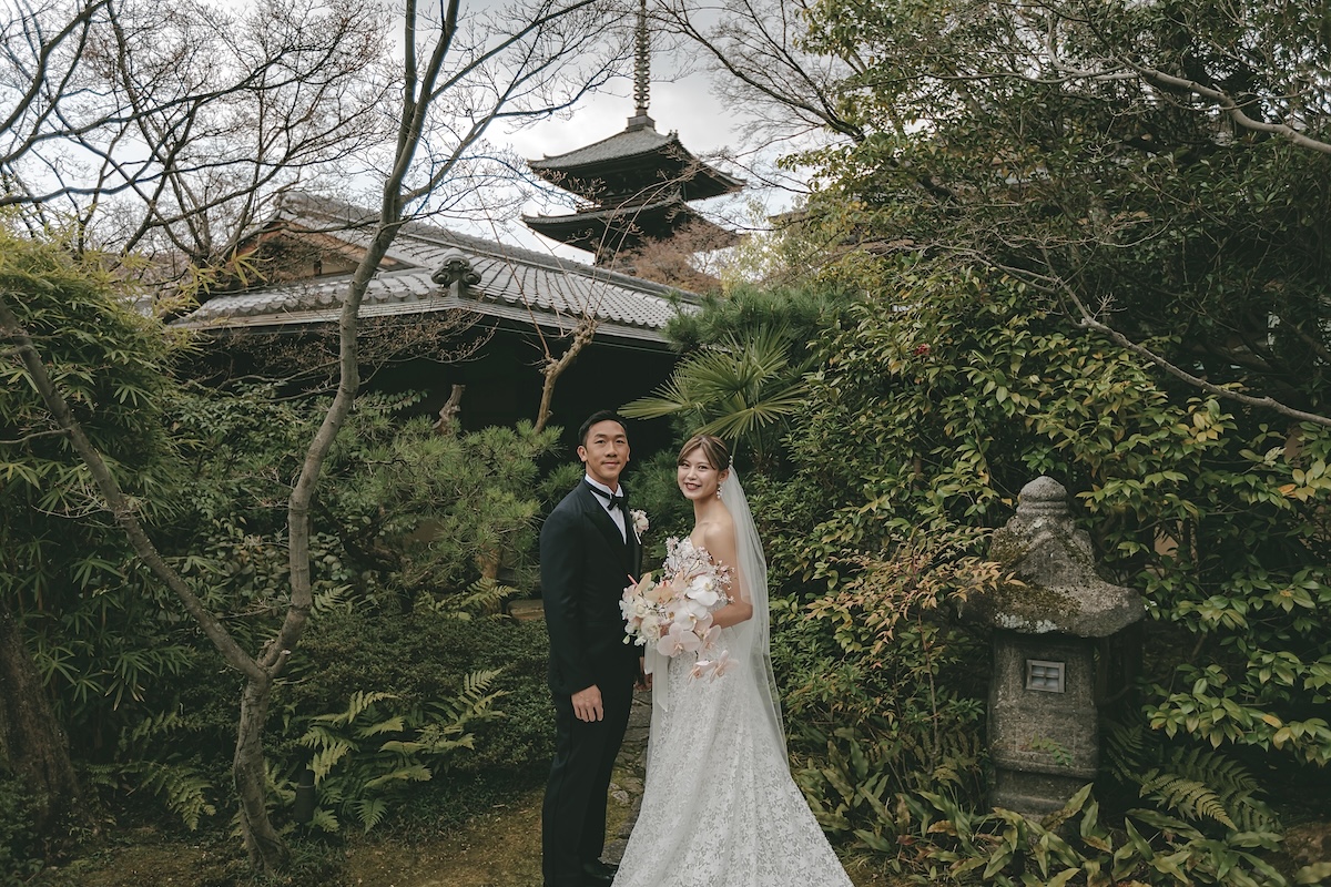 ザトリートドレッシング京都店がザソウドウ東山京都におすすめするモニークルイリエのウェディングドレスとブラックタキシードのご紹介です。