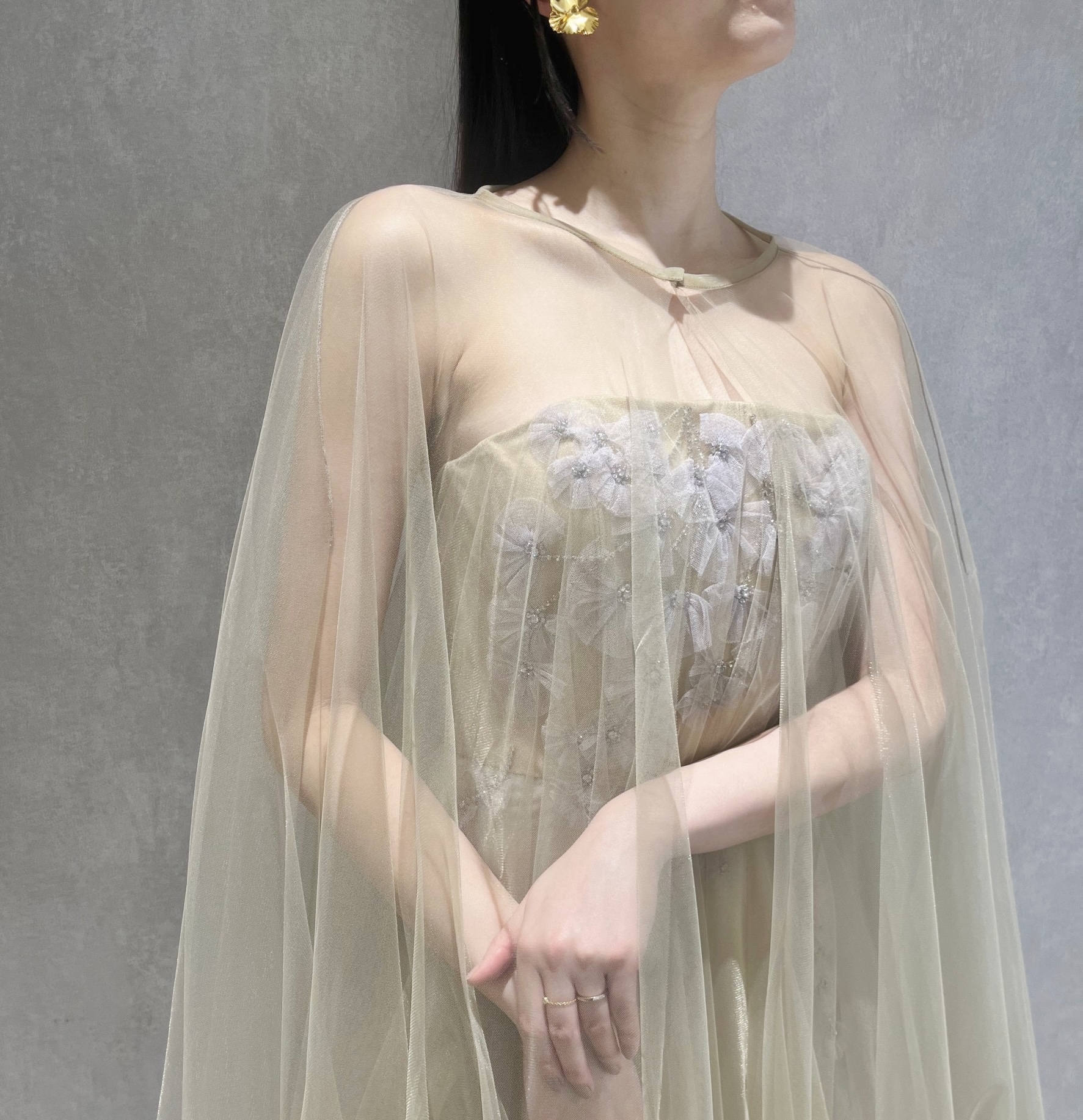 ベージュのカラードレスはナチュラルで柔らかい雰囲気を感じられザマークグランドホテルの披露宴会場にもお勧めです