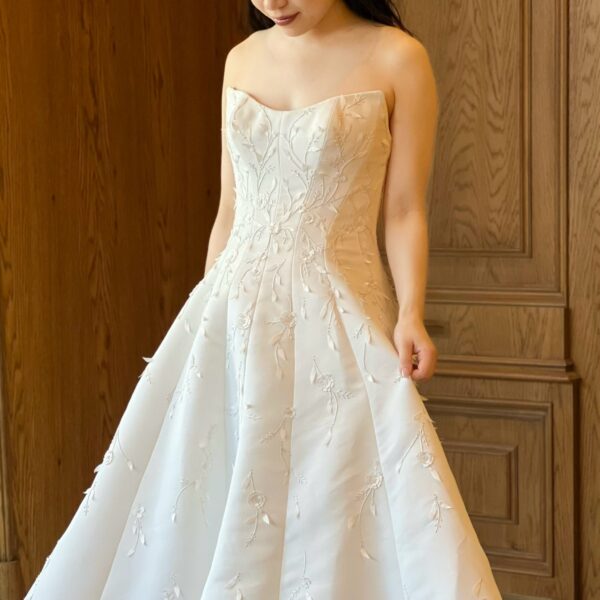 エレガントなAラインのシルエットが美しいウェディングドレスのご紹介～ENAURA（エナウラ）～