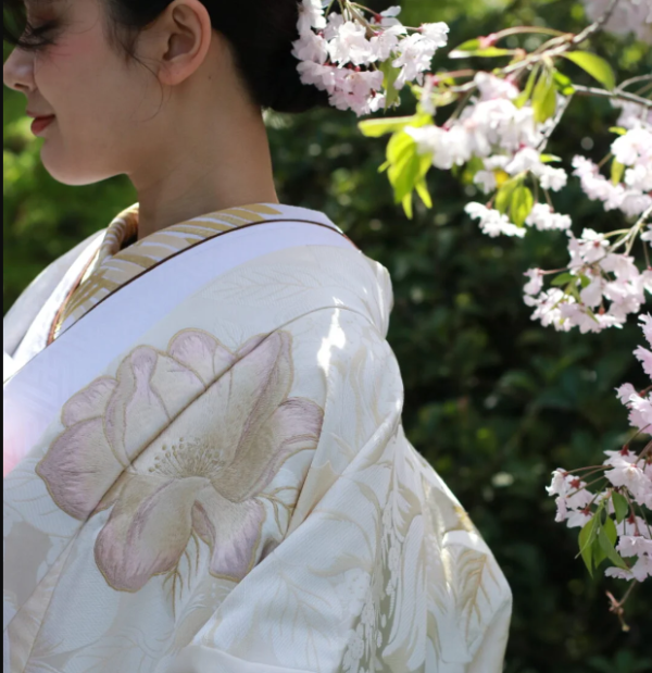 大阪エリアの結婚式におすすめの白無垢のご紹介～大阪店限定オリジナル白無垢～