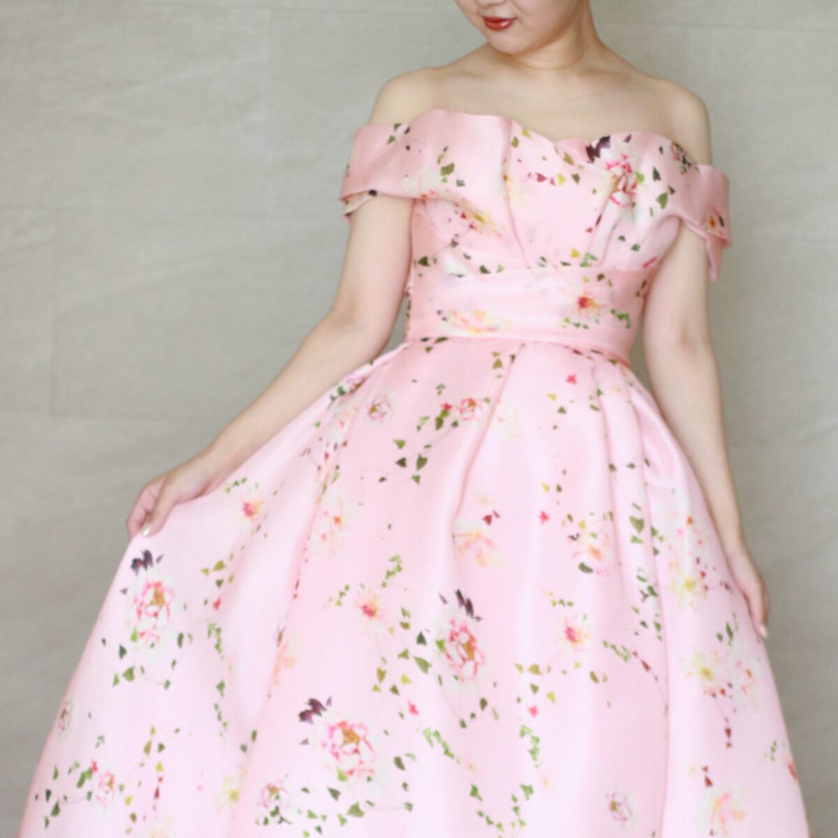 THETREATDRESSINGザトリートドレッシングから新作のモニークルイリエのフラワープリントがかわいいカラードレスのご紹介、オフショルダーが安心感のあるピンクのカラードレスはプリンセスラインが華やかで可憐な印象を叶えます
