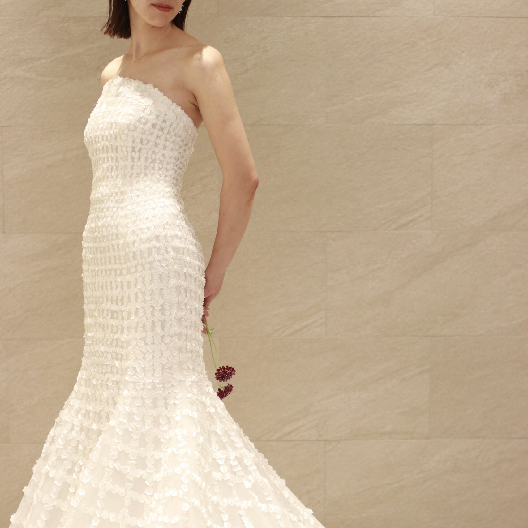 トリートドレッシングがセレクトしているオスカーデラレンタより届いた新作のウェディングドレスは繊細なフラワーモチーフが格子柄にデザインされていて、身に纏った瞬間に幸福感で溢れます。