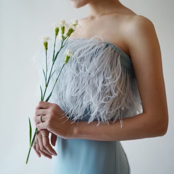 お洒落な花嫁におすすめのReem Acra（リームアクラ）のスレンダーラインのカラードレス