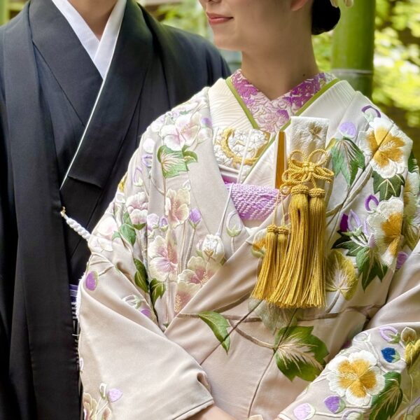 フォーチュンガーデン京都におすすめする桜鼠色の色打掛のご紹介 ～襲の色目で合わせるコーディネート～