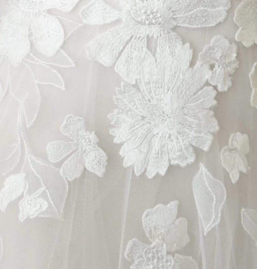 Mira Zwillinger（ミラ ズウィリンガー）の洗練されたレースが美しいウェディングドレスのご紹介