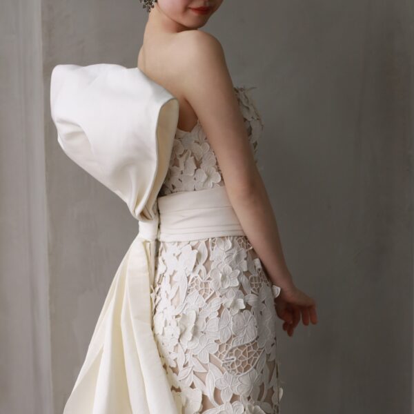 Oscar de la Renta（オスカー デ ラ レンタ）のカットレースが美しいマーメイドラインの新作ウェディングドレスのご紹介