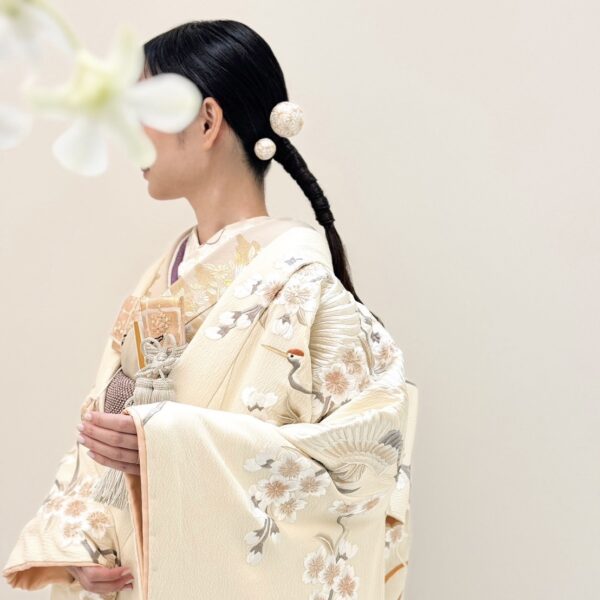 神戸エリアの結婚式におすすめの色打掛のご紹介 ～神戸店限定 生成り色の新作色打掛～