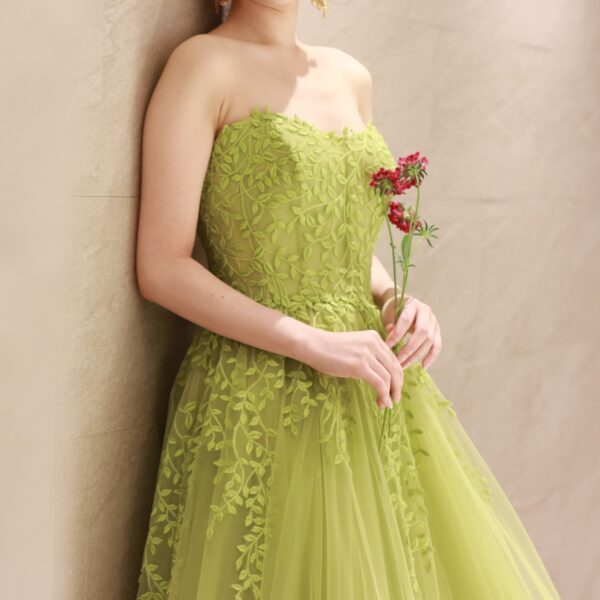 秋冬のトレンドカラーを取り入れたおすすめのカラードレスのご紹介2