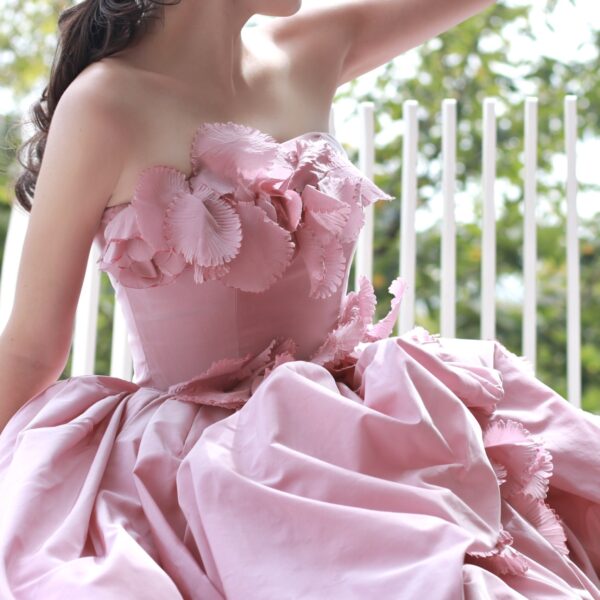 ソラ神戸で纏う、YOLANCRIS（ヨーランクリス）のカラードレス