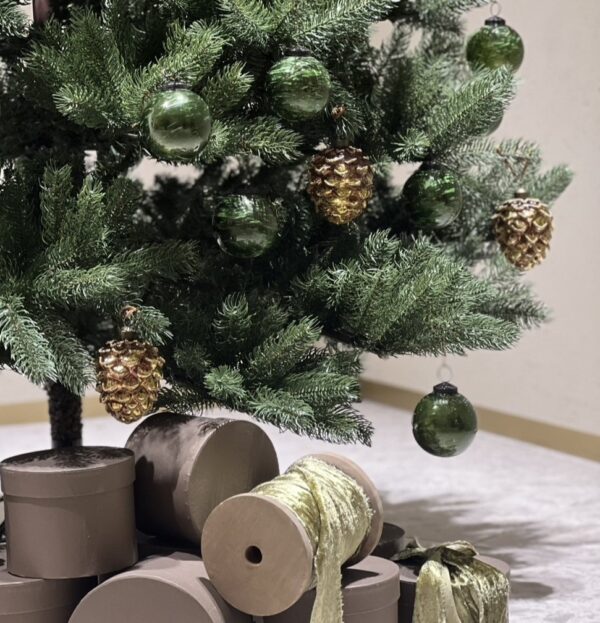 遊び心あふれるフェザーで叶えるワンランク上のお色直し、THE 2ND SKIN CO(ザ セカンド スキン コ)のお洒落なウェディングドレス