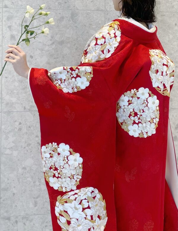 伝統が紡ぐ赤の色打掛の魅力